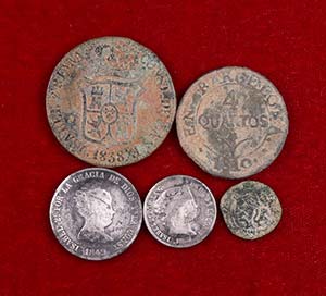 Lote de 5 monedas españolas, dos en plata. ... 