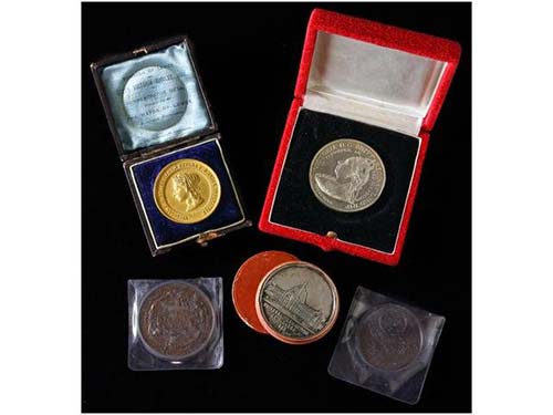 Lote 5 medallas. 1862 a siglo XX. ... 