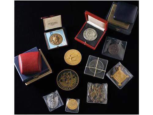 Lote 21 medallas. Siglo XX. AE, ... 