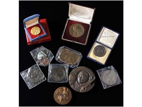 Lote 35 medallas. Siglo XX. AE, ... 