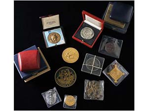 Lote 21 medallas. Siglo XX. AE, Br, Metal ... 