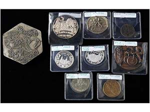 Lote 8 medallas. Siglo XX. AE, AR (3) Metal ... 