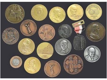 Lote 19 medallas. 1881 a 1983. AE, Br, Br ... 