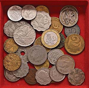 LOTTI - Estere  VARIE - Lotto di 32 monete