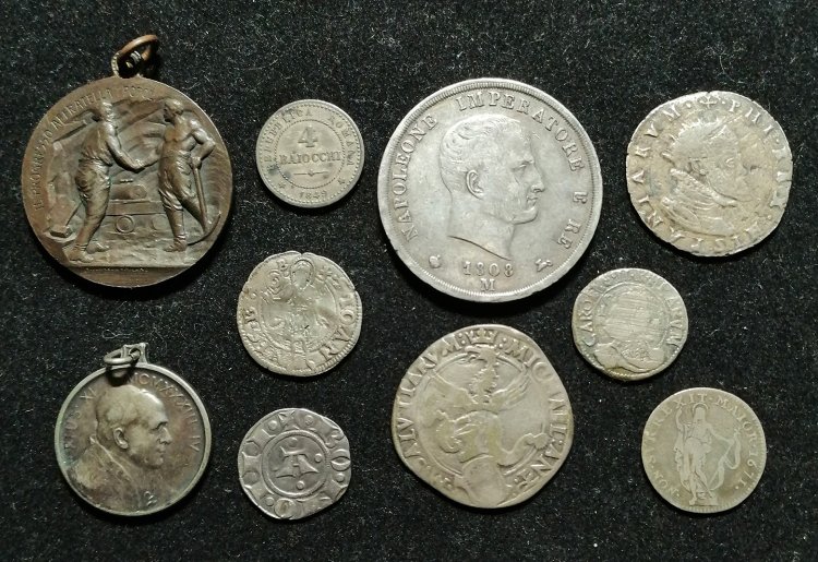 8 monete e 2 medaglie italiane. ... 