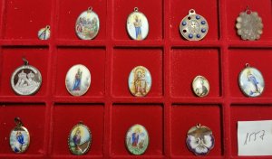 - 13 piccole medaglie devozionali della fino ... 