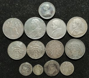 12 monete papali in Ag e 1 medaglia; 5 ... 
